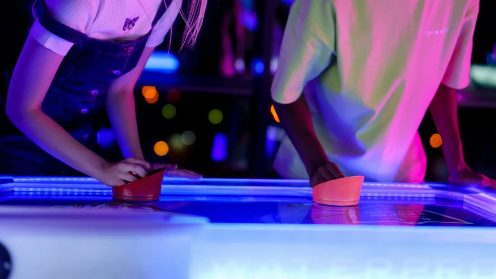 Gros plan sur une boule de billard, prête à être frappée