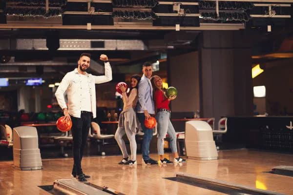 Des collègues partagent une partie de bowling